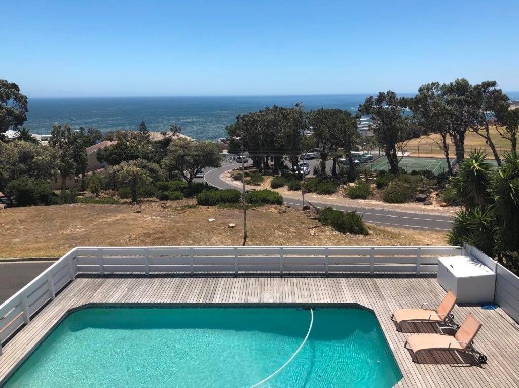 Bright Camps Bay Loft With Stunning Views And Shared Pool Lejlighed Kapstaden Eksteriør billede