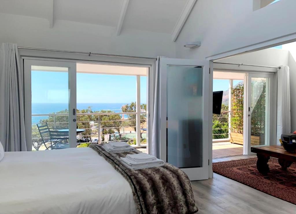 Bright Camps Bay Loft With Stunning Views And Shared Pool Lejlighed Kapstaden Eksteriør billede