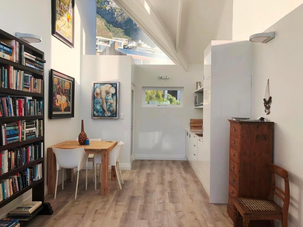 Bright Camps Bay Loft With Stunning Views And Shared Pool Lejlighed Kapstaden Eksteriør billede