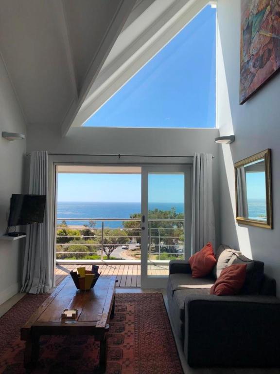 Bright Camps Bay Loft With Stunning Views And Shared Pool Lejlighed Kapstaden Eksteriør billede