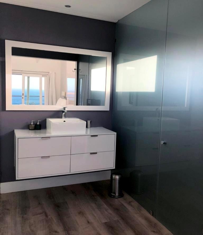 Bright Camps Bay Loft With Stunning Views And Shared Pool Lejlighed Kapstaden Eksteriør billede