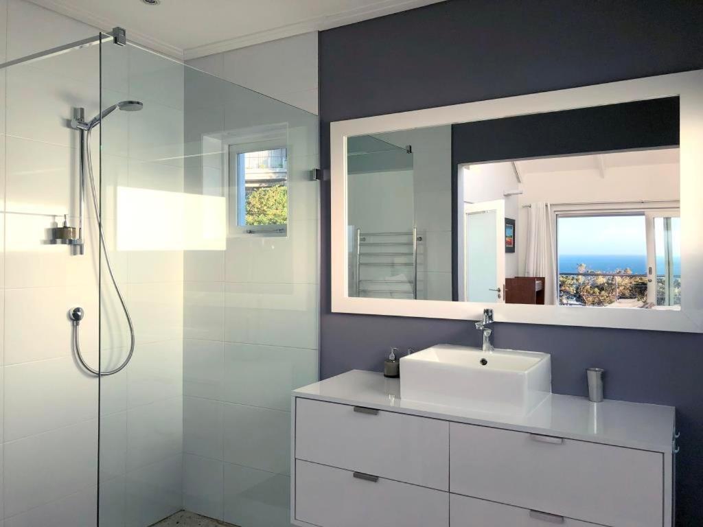 Bright Camps Bay Loft With Stunning Views And Shared Pool Lejlighed Kapstaden Eksteriør billede