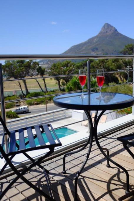 Bright Camps Bay Loft With Stunning Views And Shared Pool Lejlighed Kapstaden Eksteriør billede