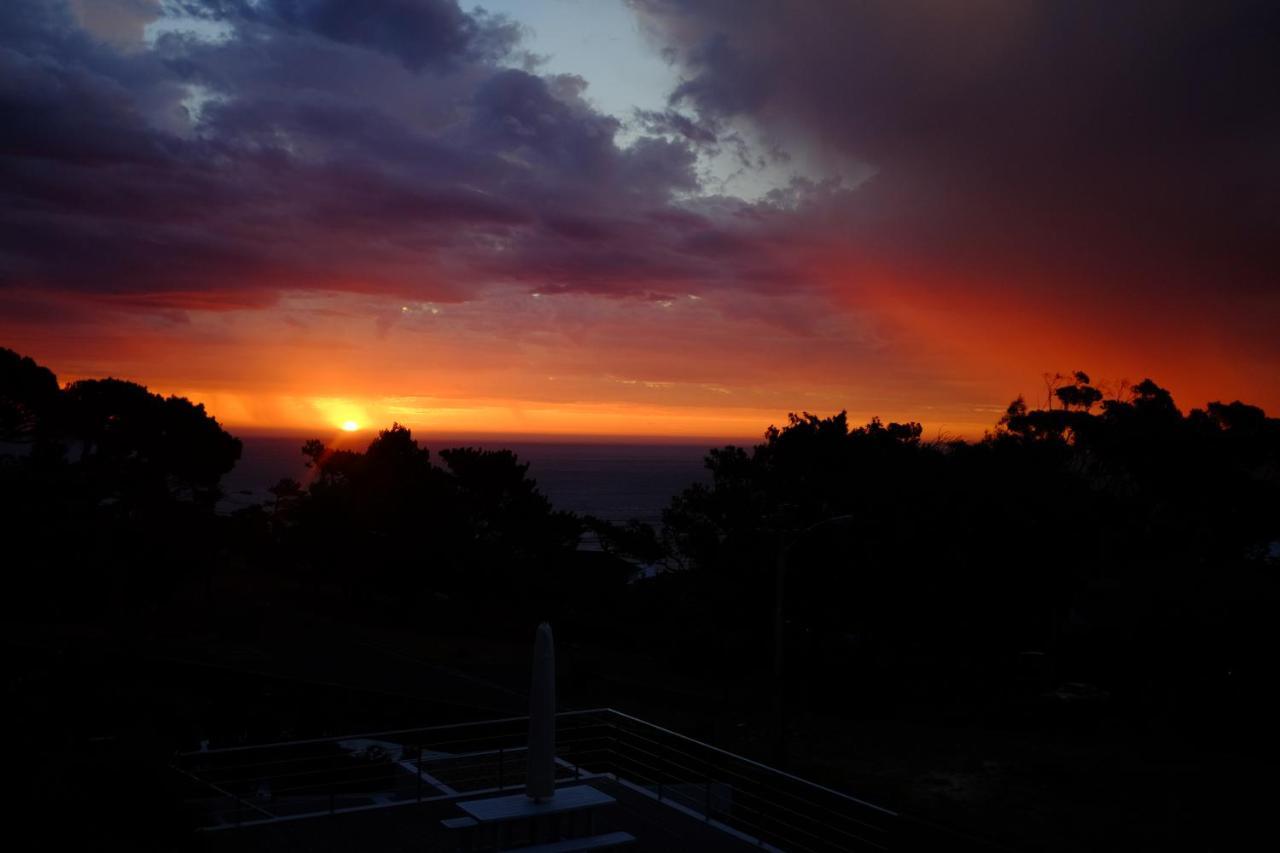 Bright Camps Bay Loft With Stunning Views And Shared Pool Lejlighed Kapstaden Eksteriør billede